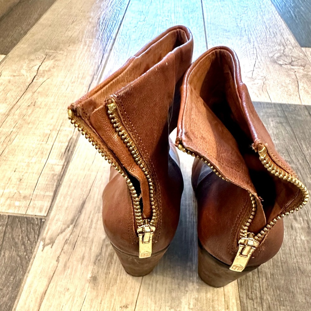 Vince Camuto Fall Ankle Boot Gorgeous Medium Brown Soft Leather W/ Chunky Heel - Picture 11 of 15